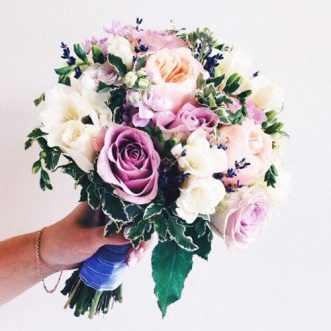 Букет невесты из пионовидных роз и маттиолы «Фея любви»